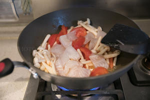 减脂的番茄海鲜菇龙利鱼的做法 步骤5