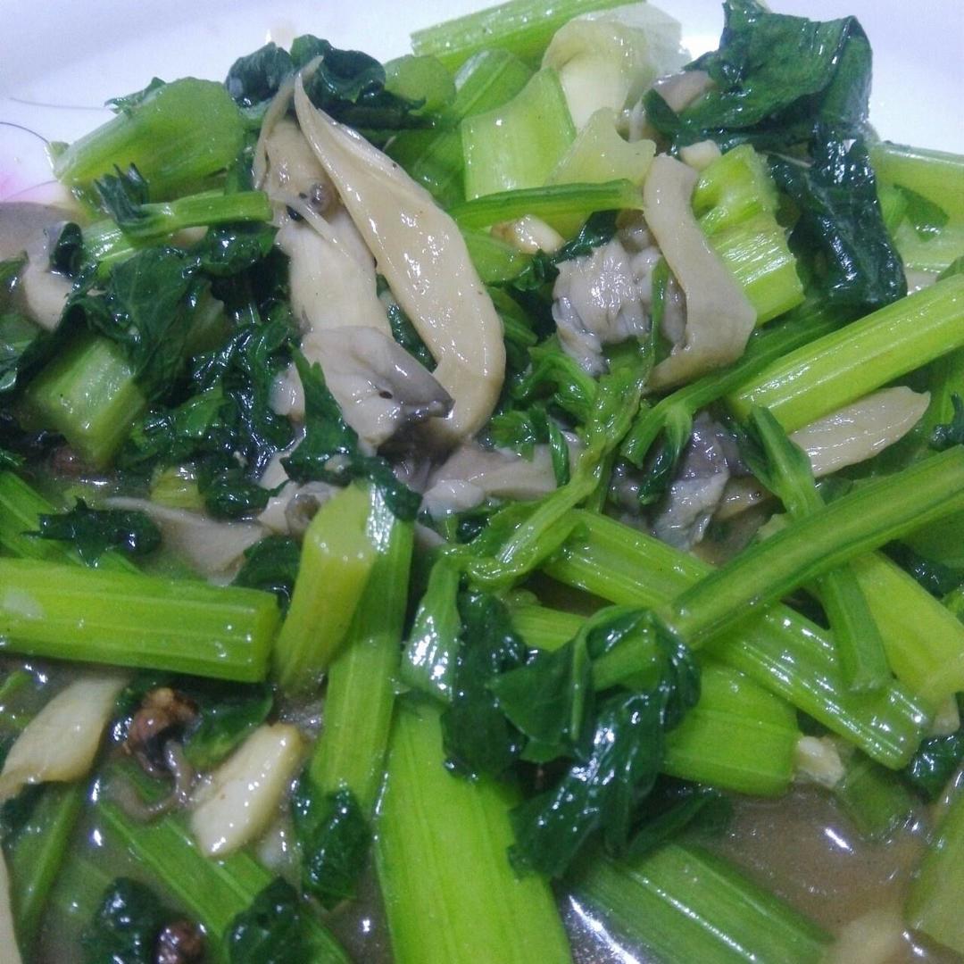 芹菜炒平菇的做法