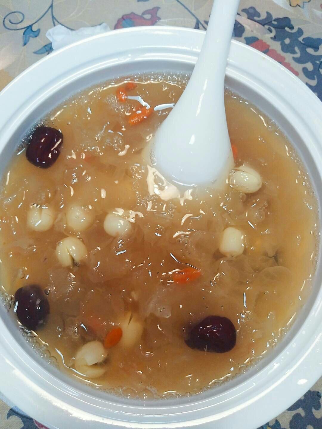 蛋包肉做的红枣枸杞银耳羹