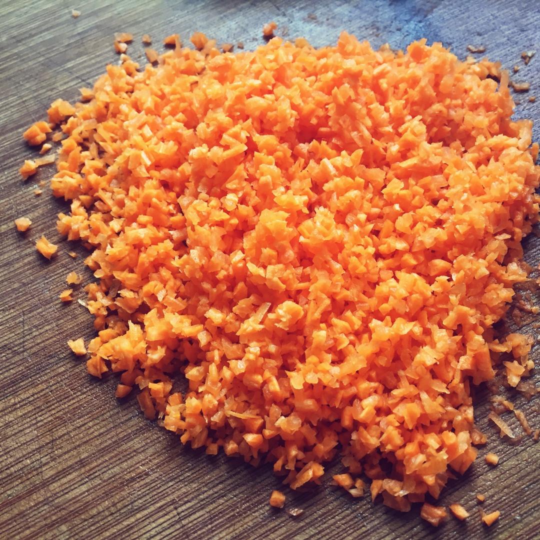 猪肉木耳胡萝卜蘑菇萝卜叶饺子的做法 步骤2