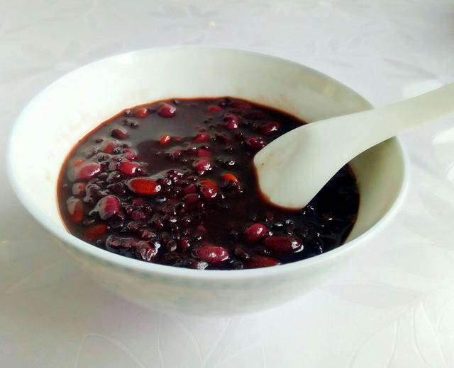 黑豆黑米红枣粥的做法