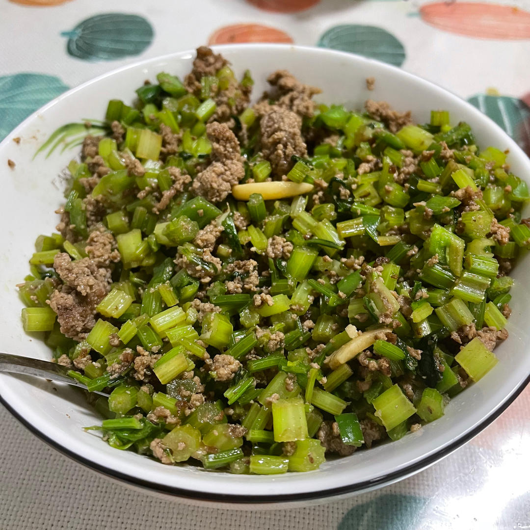 米饭杀手｜芹菜粒炒牛肉末