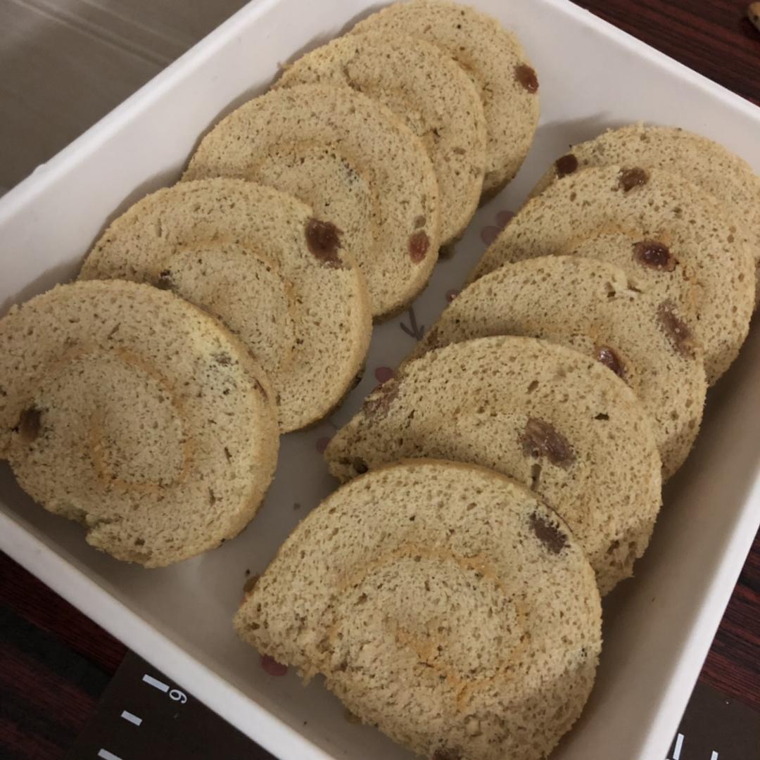 漂亮的葡萄干蛋糕卷