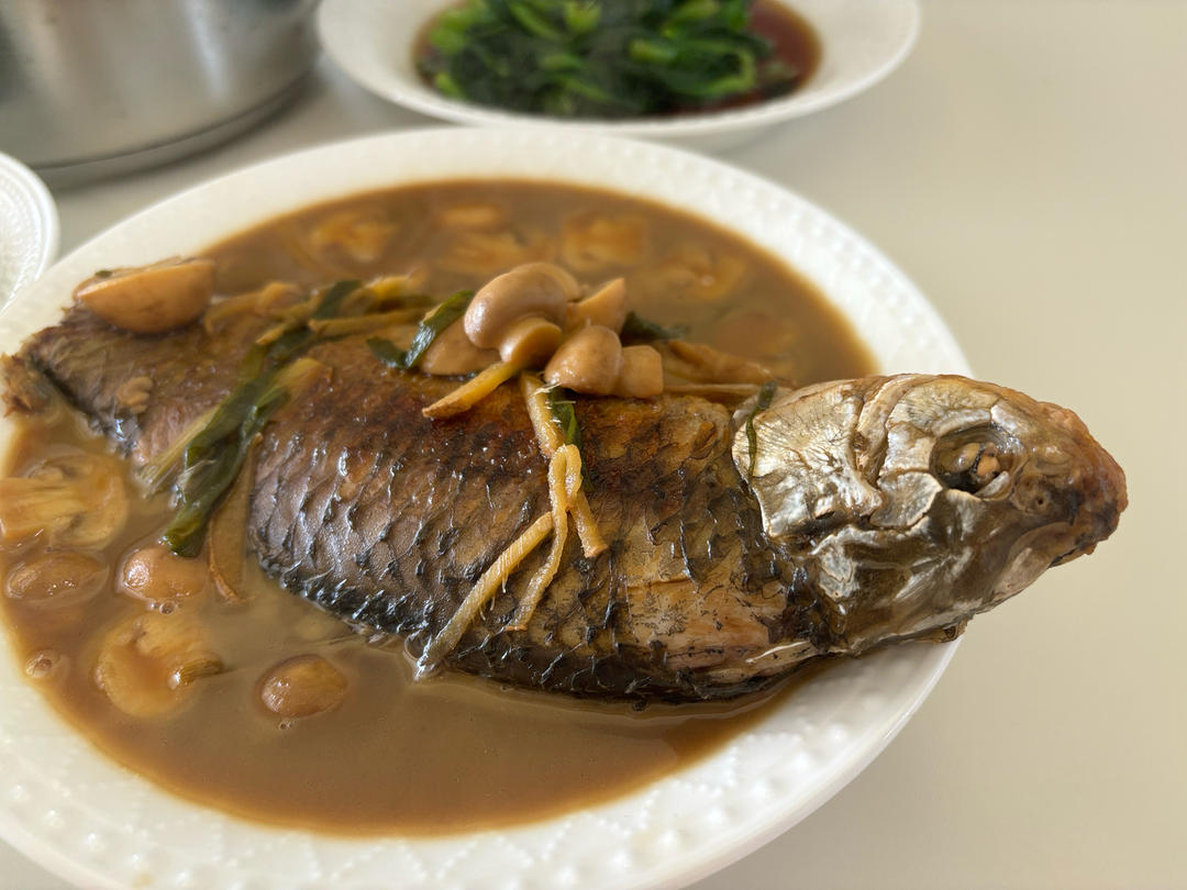 葱烤鲫鱼