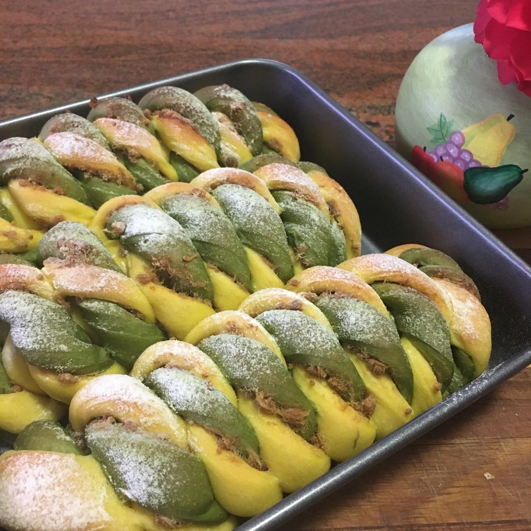 双色抹茶旋风卷面包