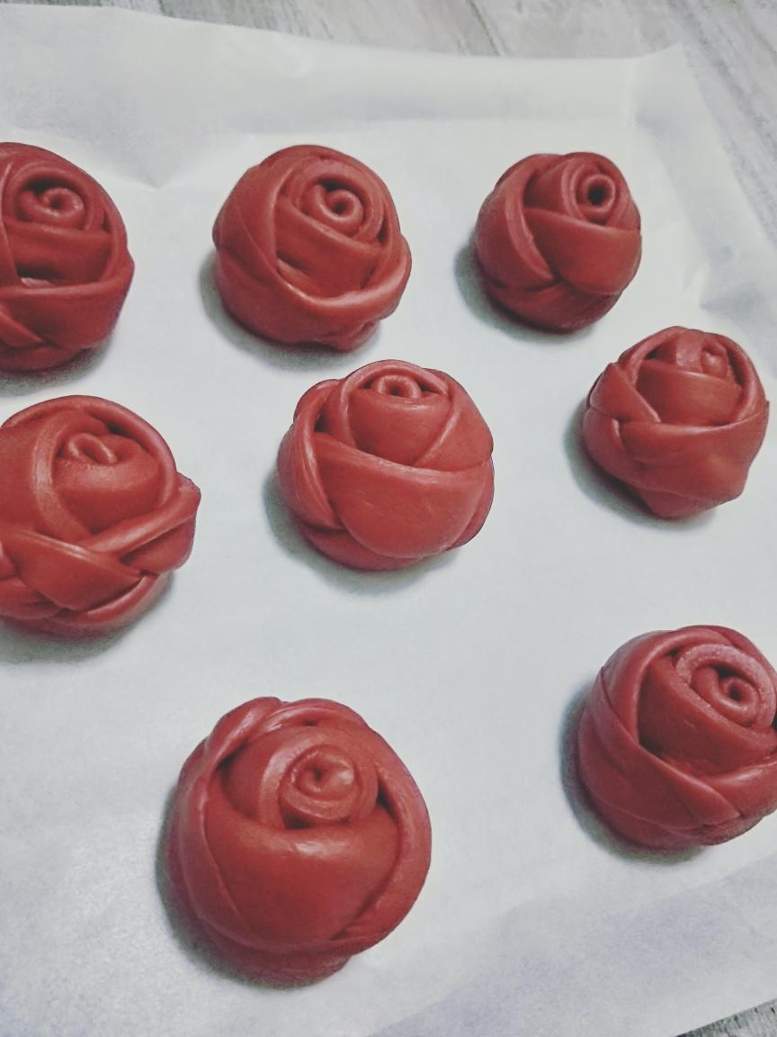 只需要发酵一次的玫瑰花面包的做法