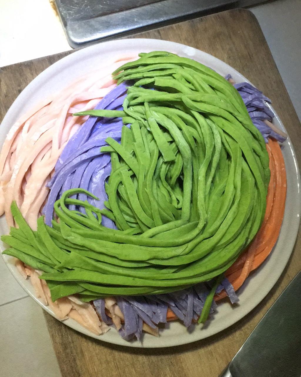 自制纯天然蔬菜汁彩色面条