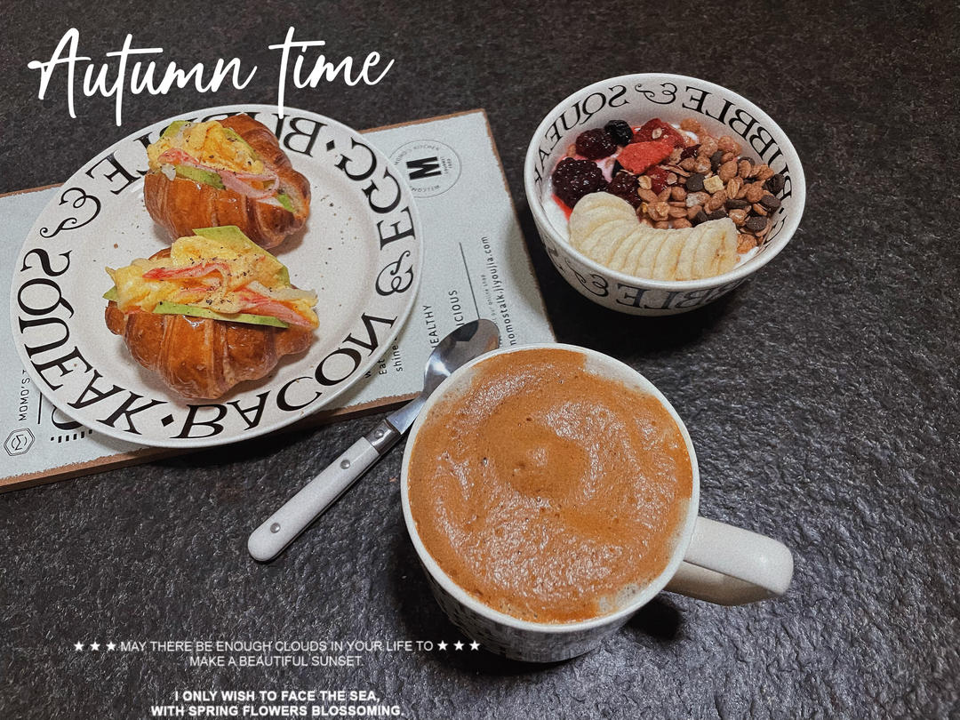 牛角包培根鸡蛋三明治