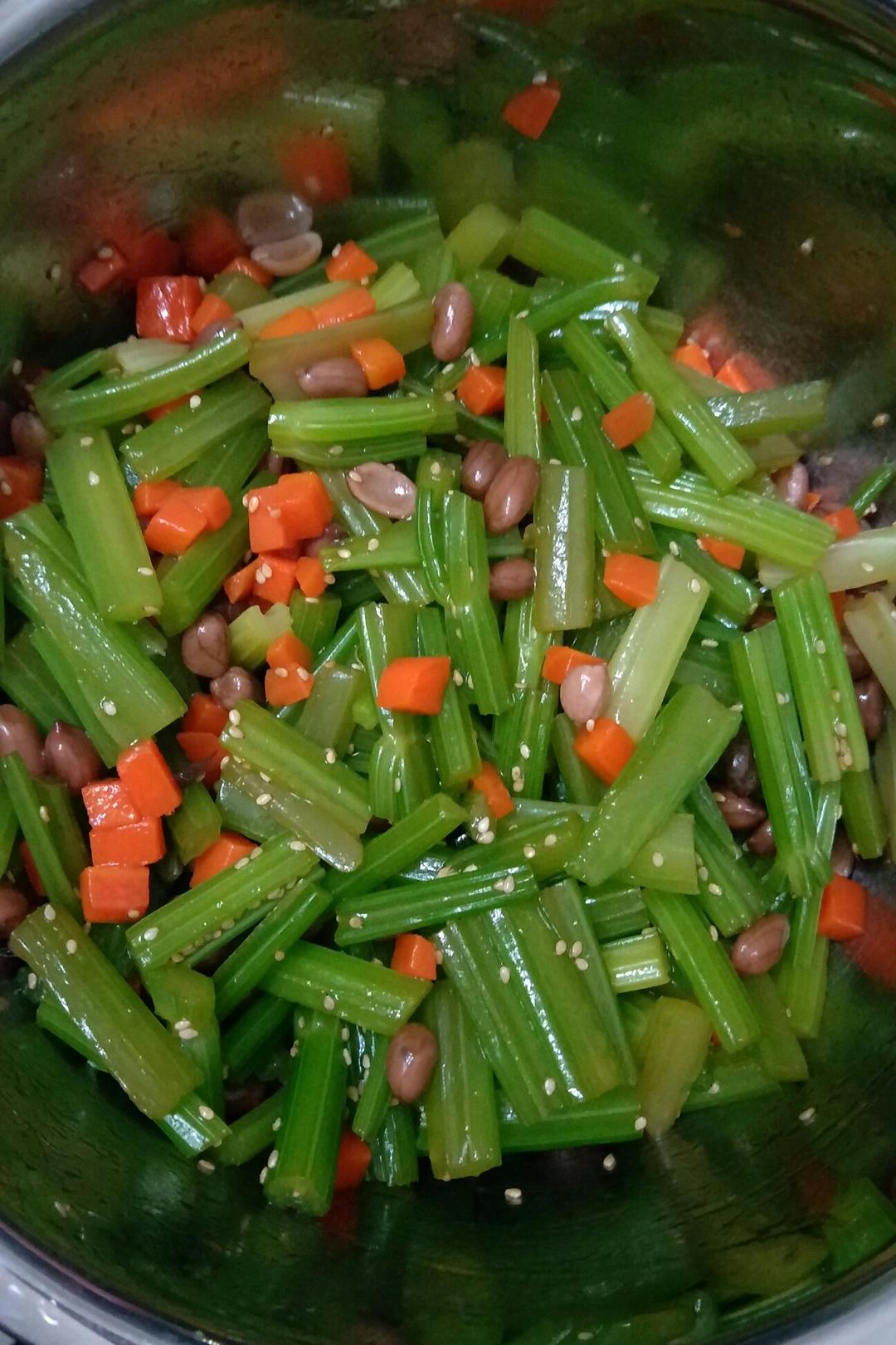 遇见_grace做的凉拌芹菜花生米胡萝卜