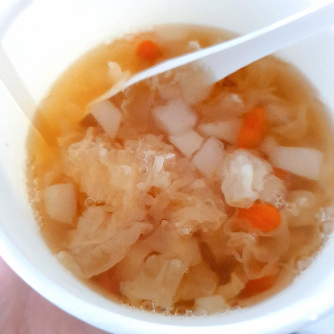 秋季润肺止咳的美食，银耳雪梨汤，软糯易出胶