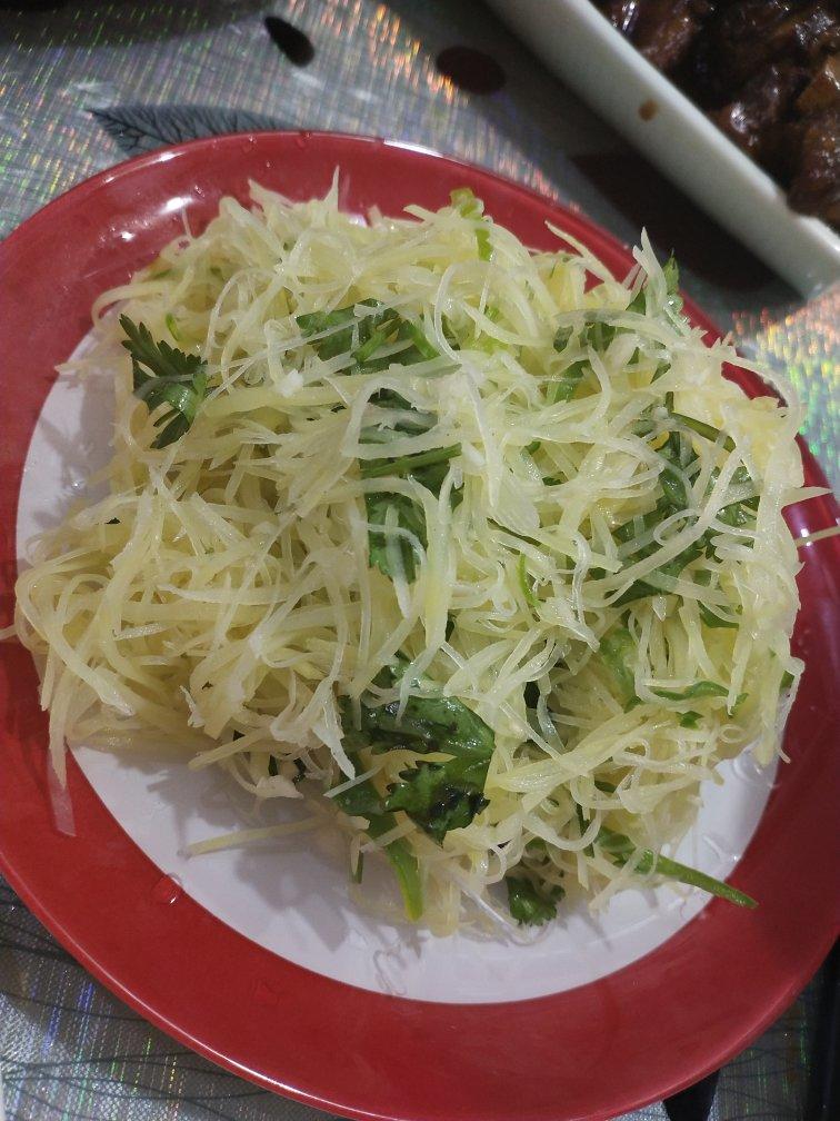 〈炝土豆丝〉，考验刀工的时候到了。欣小厨 😉