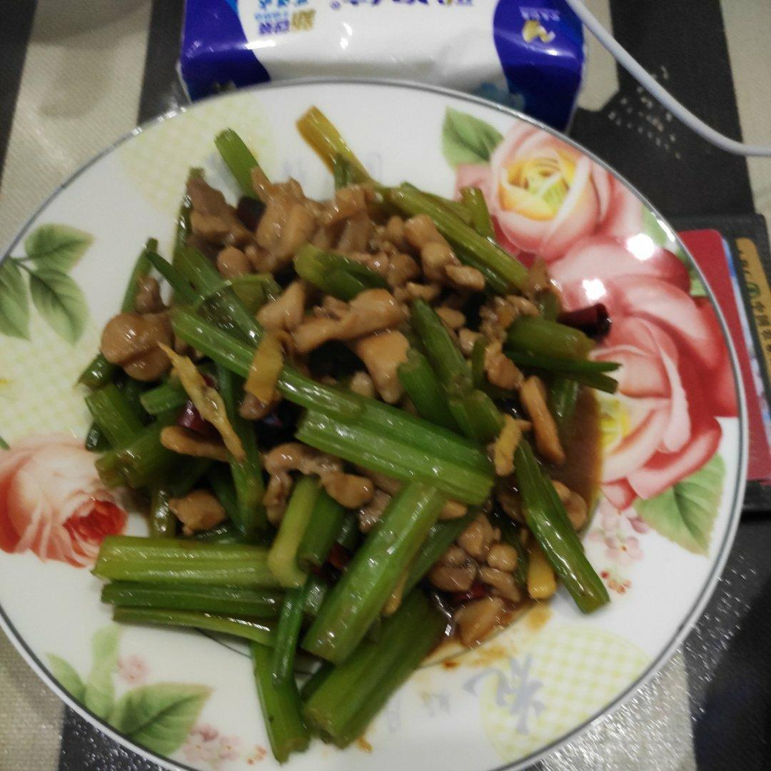 有点费米饭的芹菜炒肉