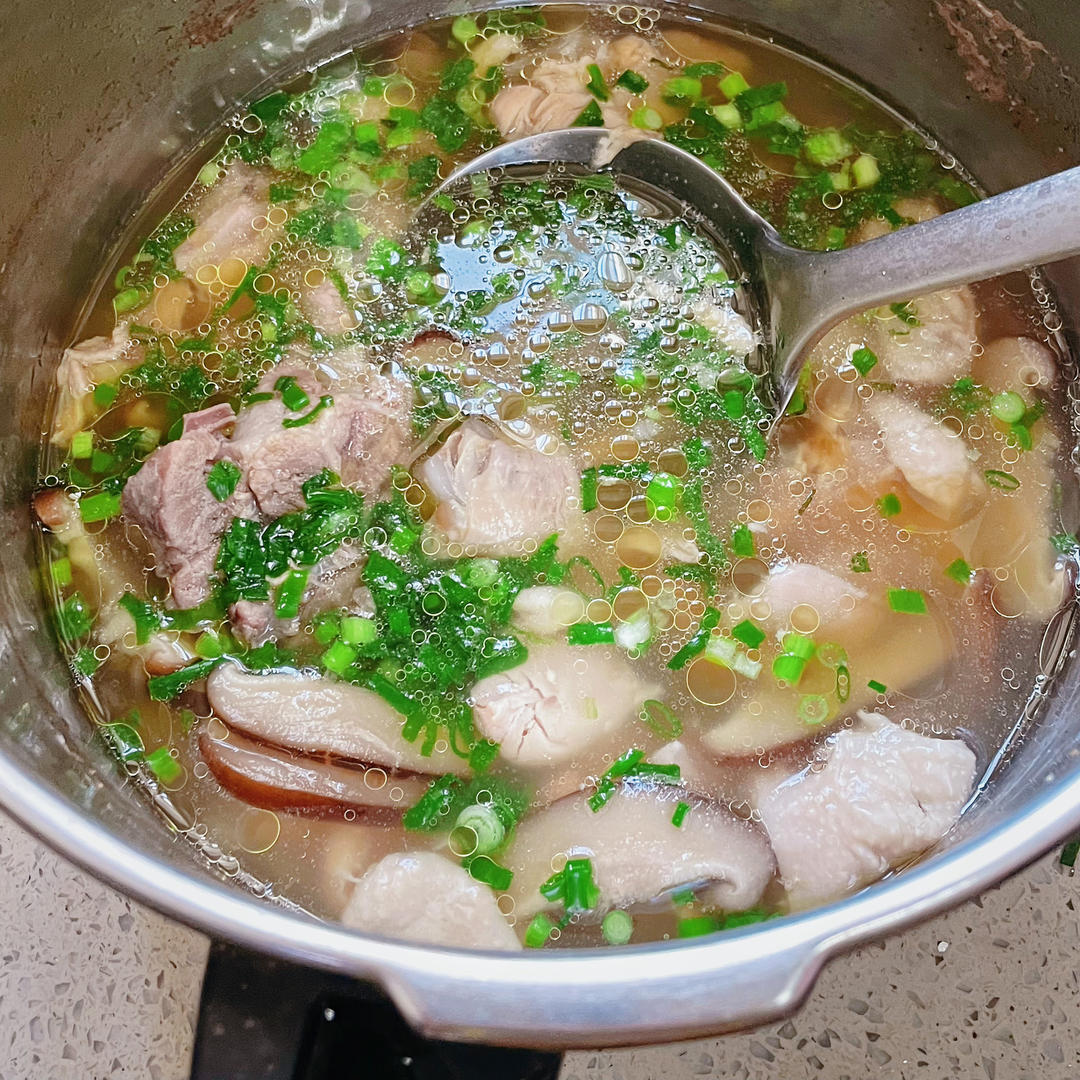 奶奶教的鲜香肥美香菇炖鸡汤