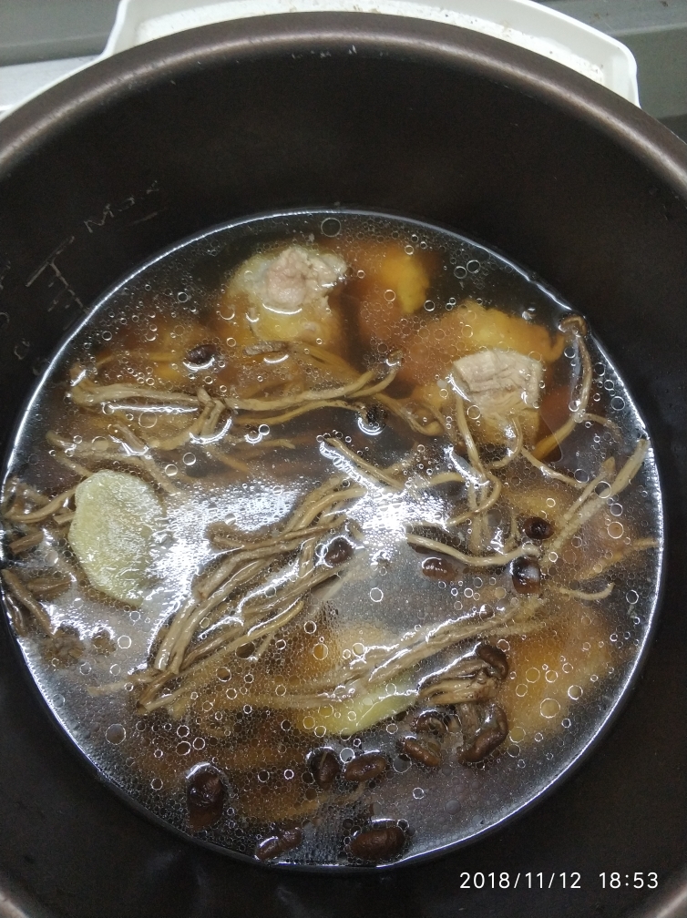 超简单的茶树菇猪骨汤