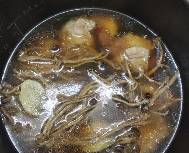 超简单的茶树菇猪骨汤的做法