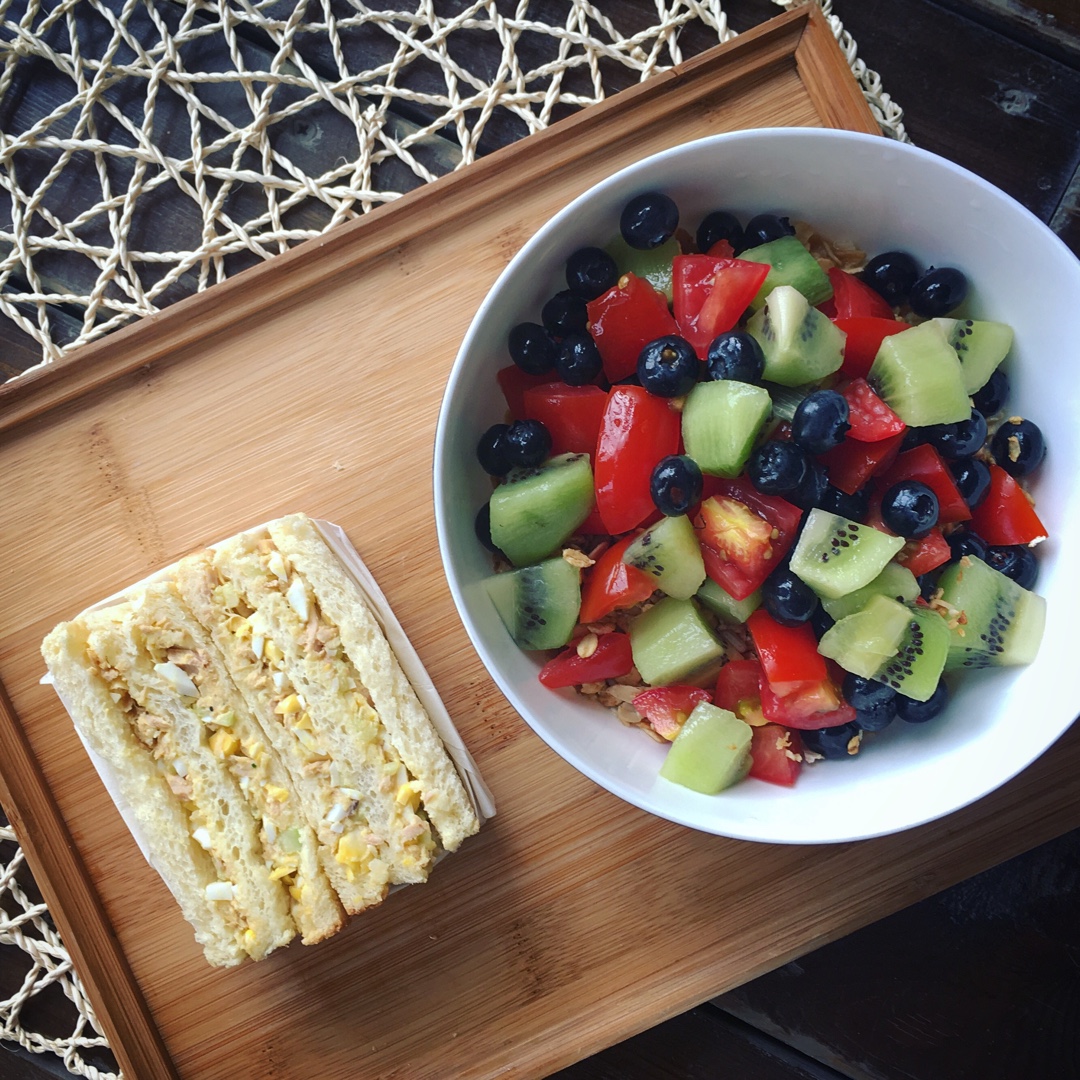 营养早餐——金枪鱼鸡蛋沙拉三明治