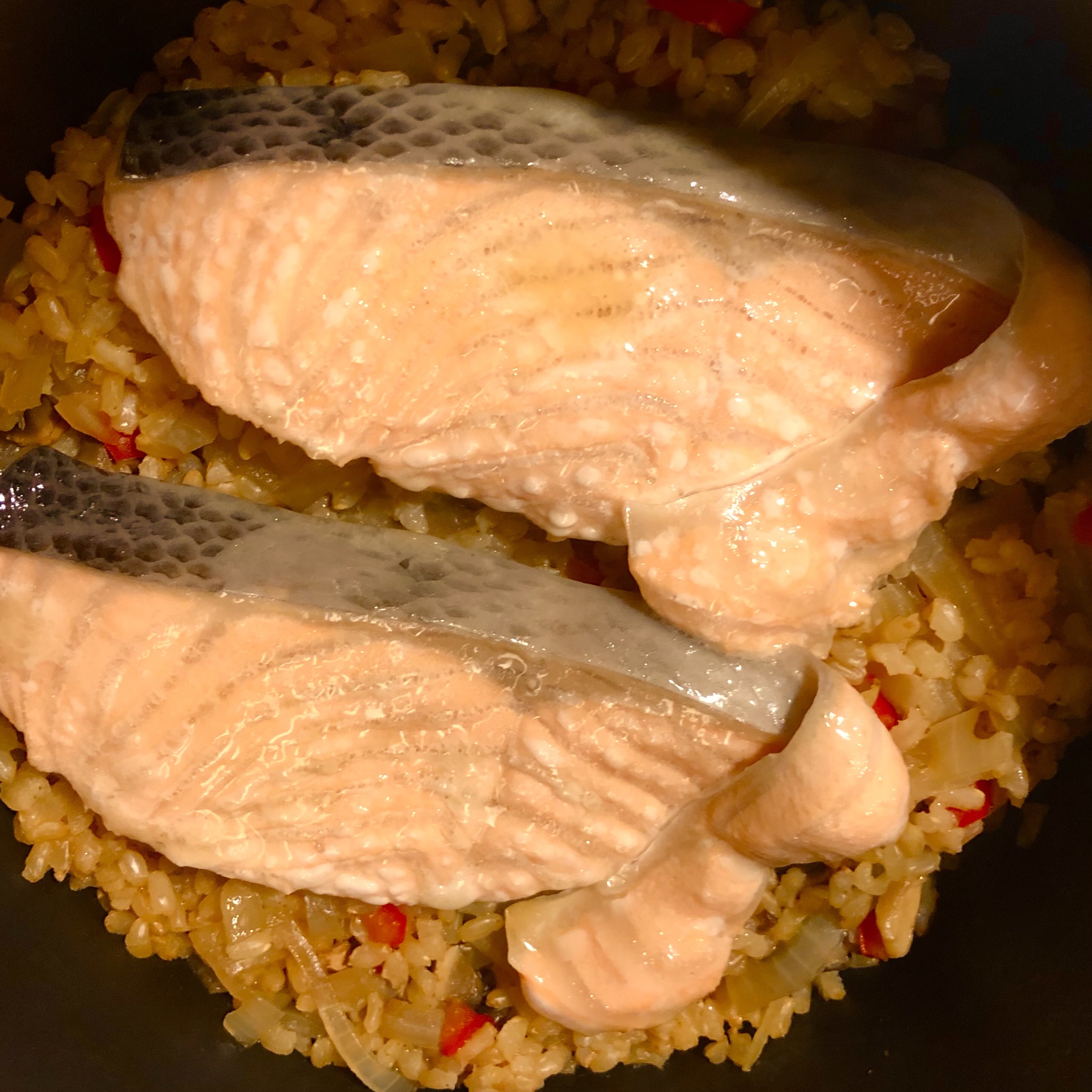 【一锅端】三文鱼焖饭的做法