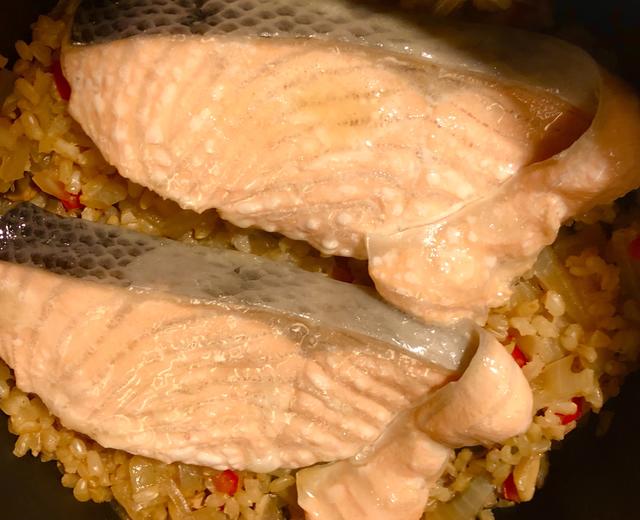 【一锅端】三文鱼焖饭的做法
