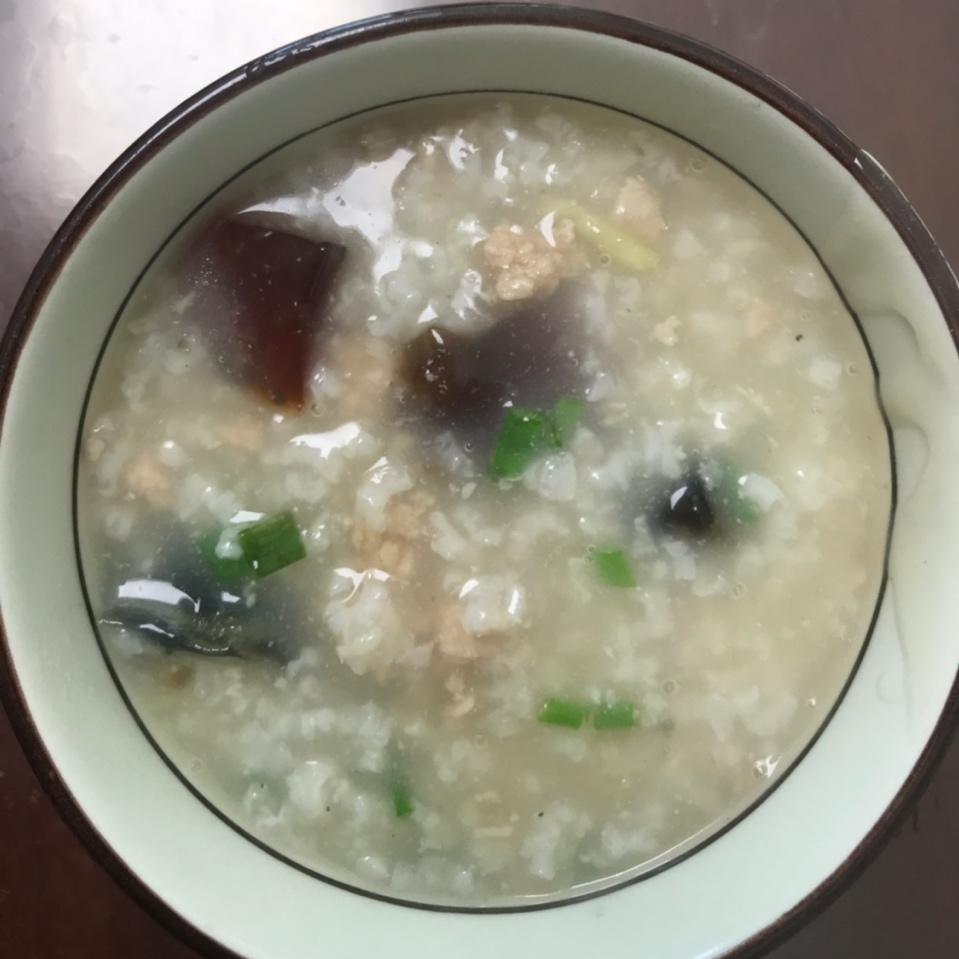 堂妈小厨——超好喝的皮蛋瘦肉粥