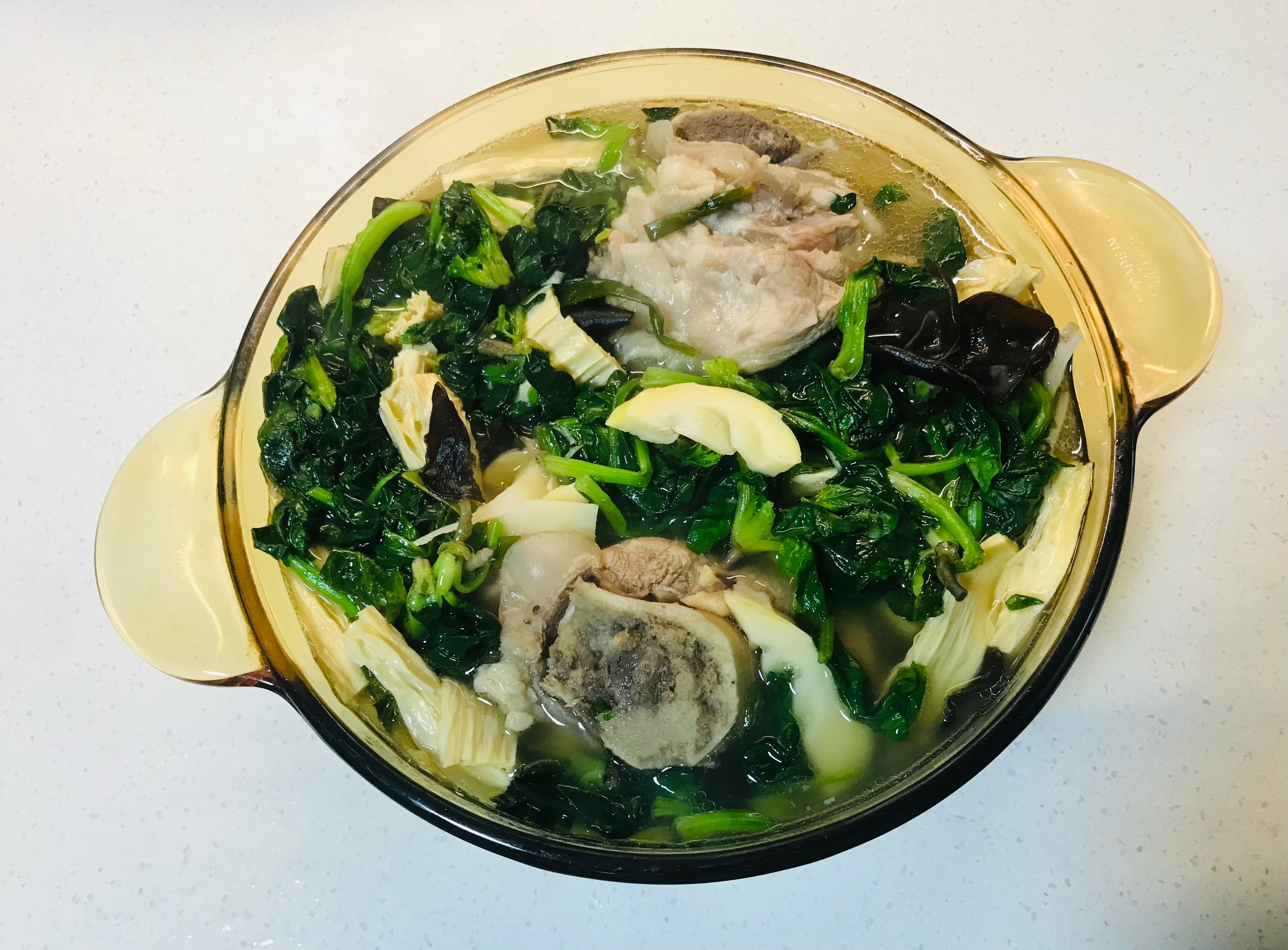 猪骨汤（菠菜、猪皮、腐竹、春笋、黑木耳、咸肉）
by wqy的做法