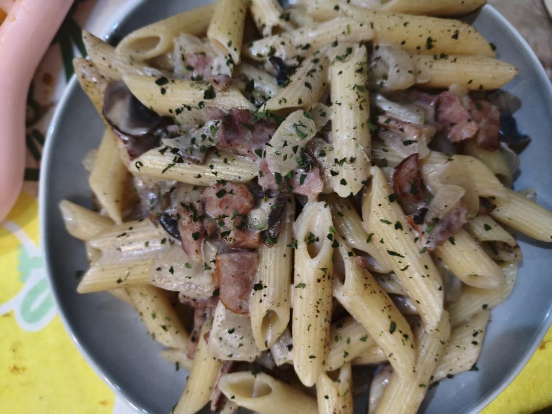 奶油蘑菇培根意大利面