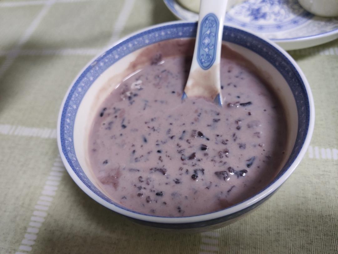 红豆黑米牛奶粥
