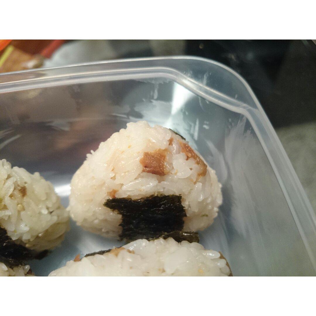 樱花梅子饭团