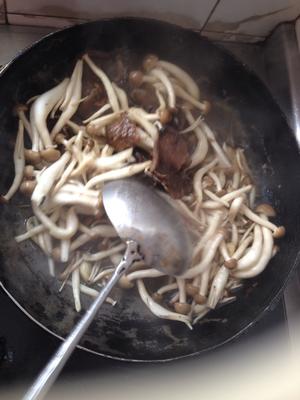 烧肉蘑菇汤的做法 步骤6
