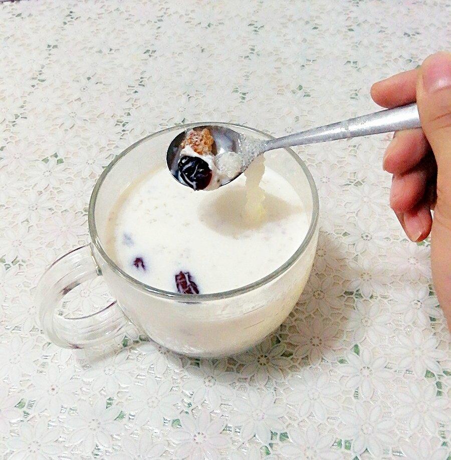 牛奶桃胶炖雪燕