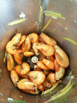 姜葱大头虾的做法 步骤2