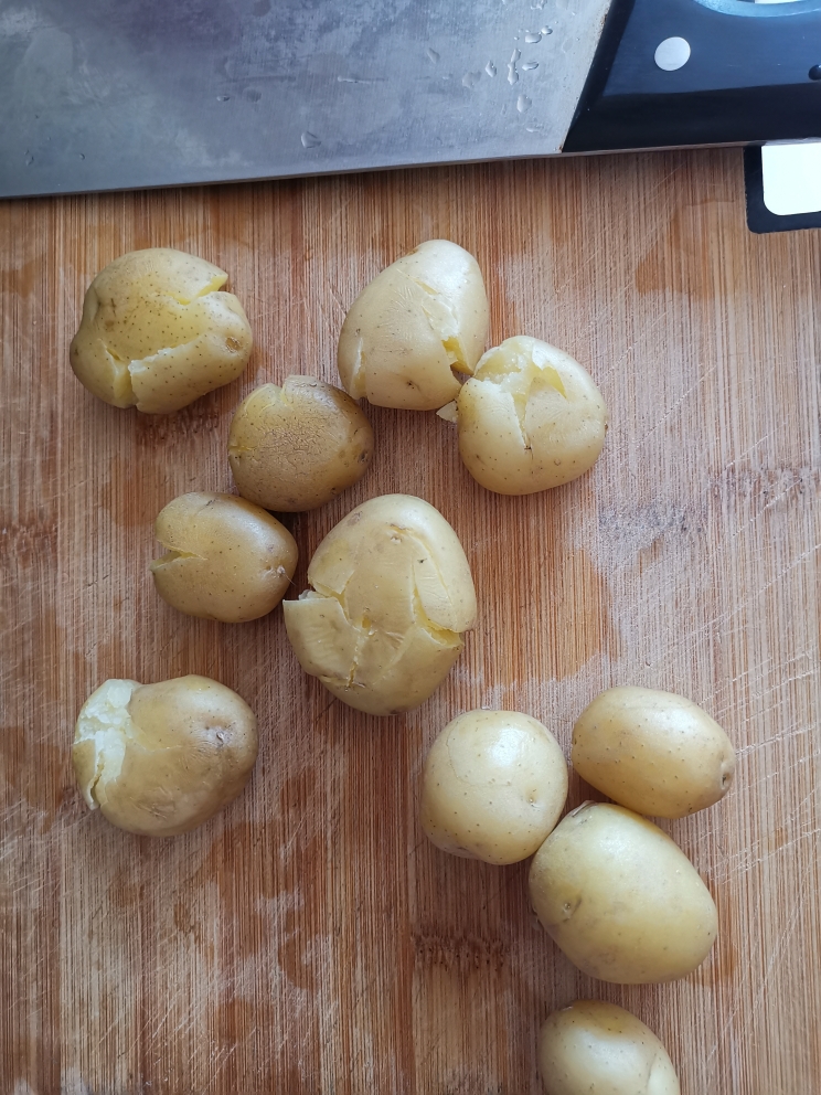夏天时令小菜——椒盐小土豆的做法 步骤1