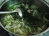 菠菜银耳肉片汤的做法 步骤6