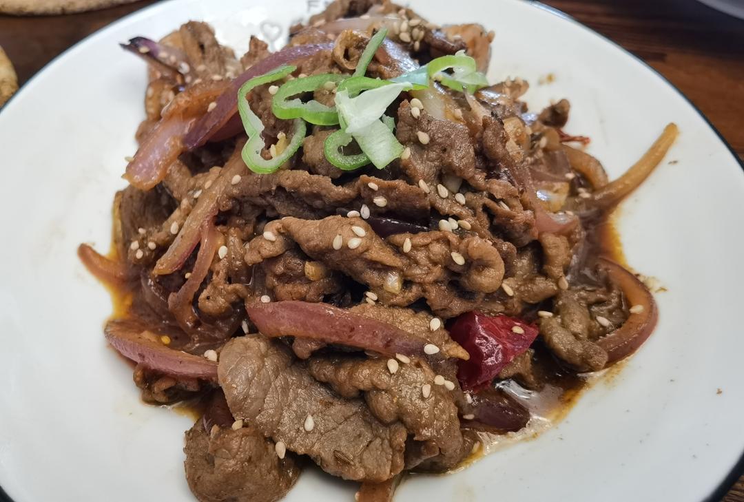 孜然牛肉（👈孜然肉片向左，吉野家向右👉）