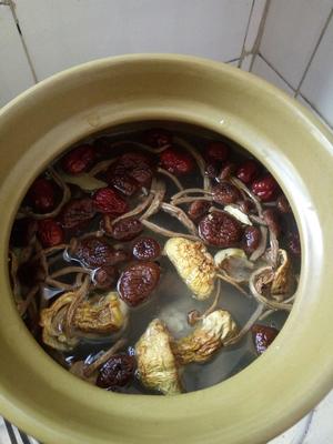 老母鸡树菇美容汤的做法 步骤3