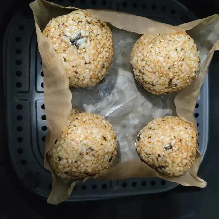 剩米饭的神仙吃法，肉松酱油烤饭团，平底锅就能做哦～