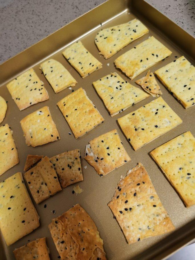 太平苏打饼干的做法（奶香键康饼干、内附脱水香葱制作）