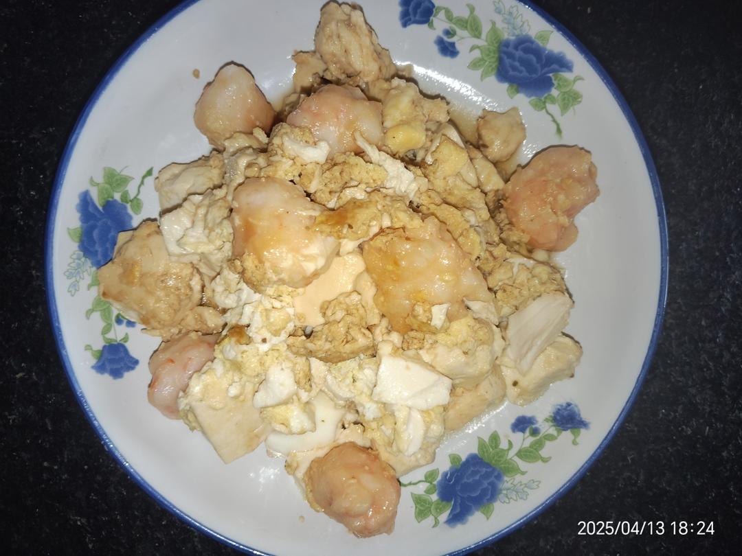 虾滑豆腐煲，清淡的美味，弹牙顺滑，每一滴汤汁都鲜美