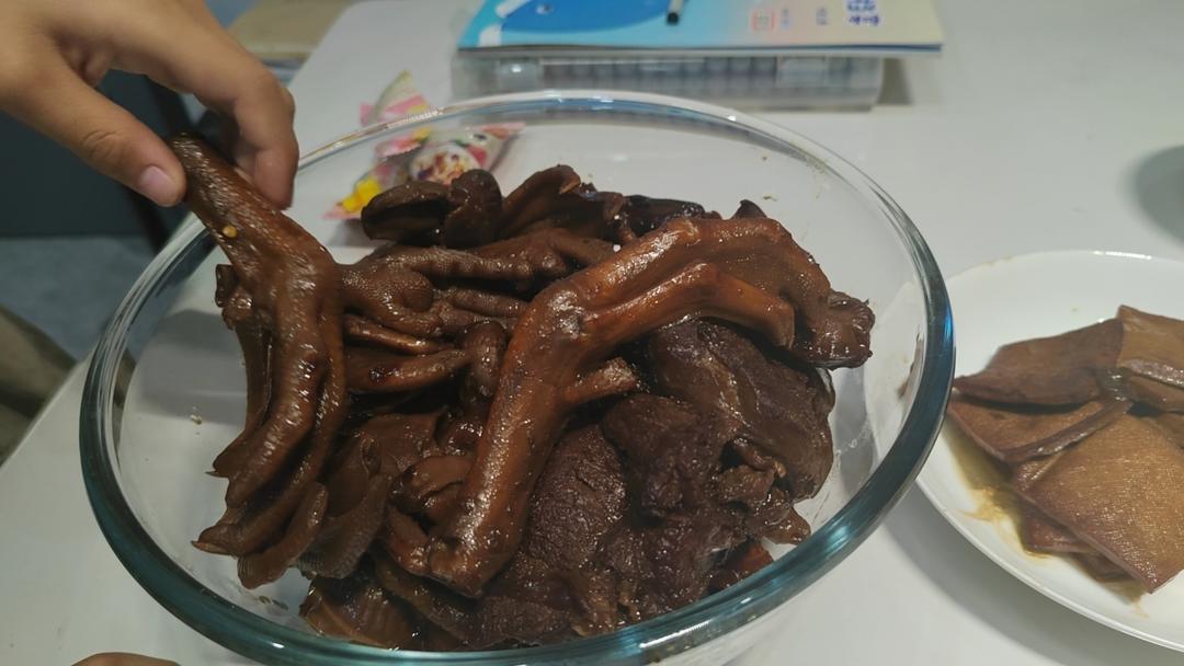 卤味（卤牛肉，卤鸡爪，豆腐干等）