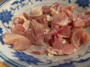 清淡又鲜美的冬瓜鸡腿肉煲的做法 步骤2