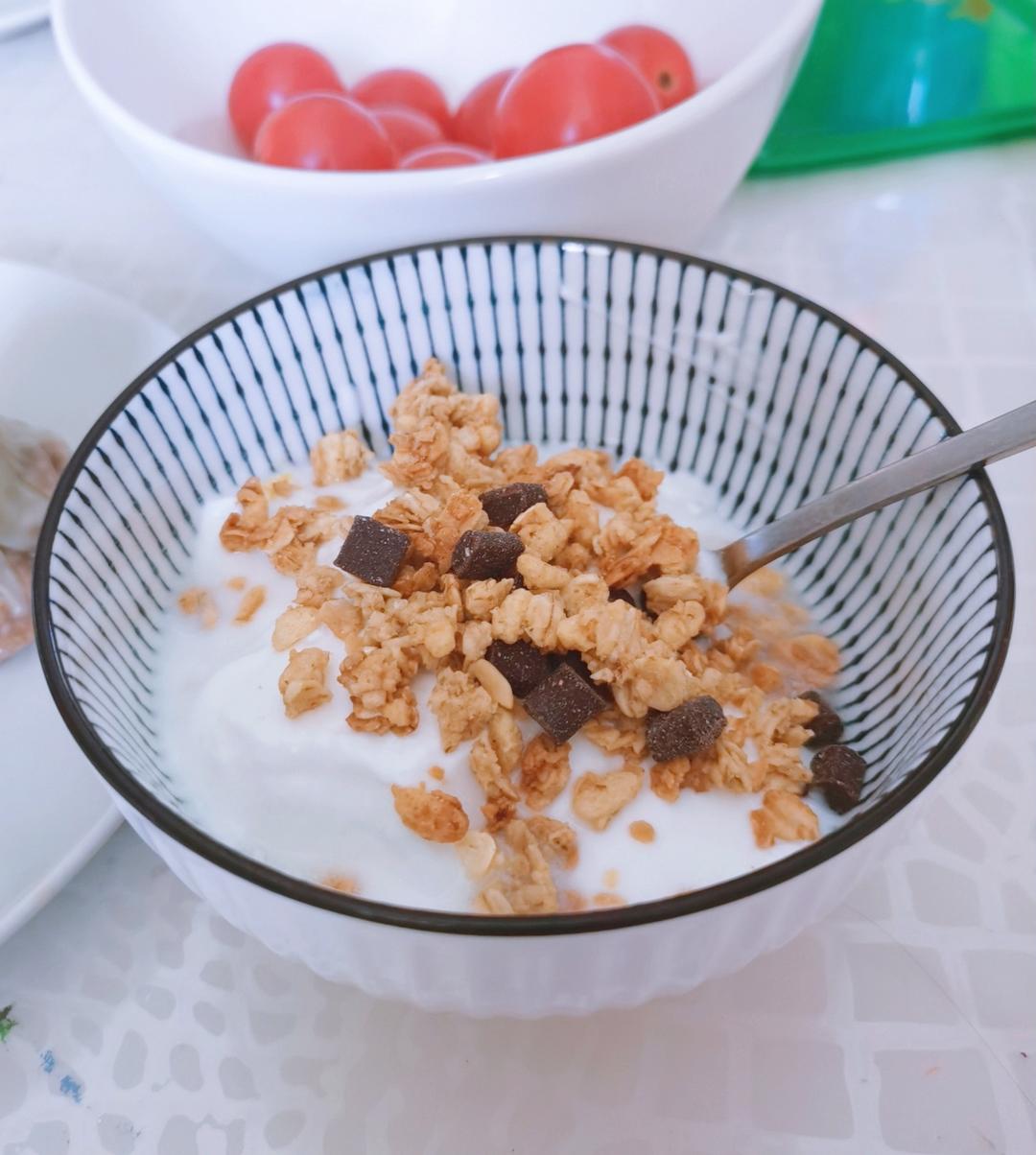 自制酸奶，没有酸奶机，也没有乳酸菌粉，也做成了老酸奶……不过家里得有个带发酵功能的烤箱才行……