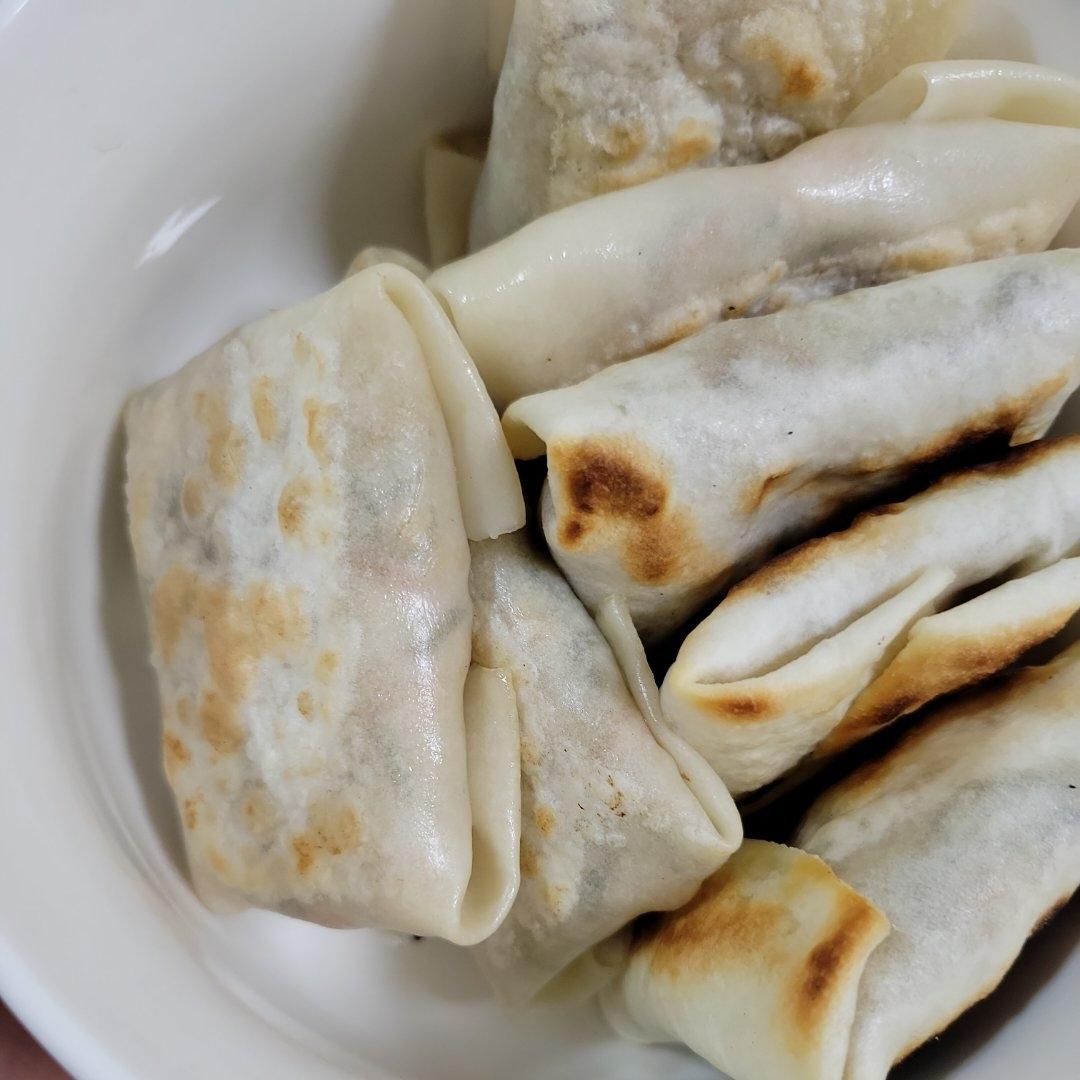 煎饼( 春饼皮做，孜然鸡肉炒三丝)