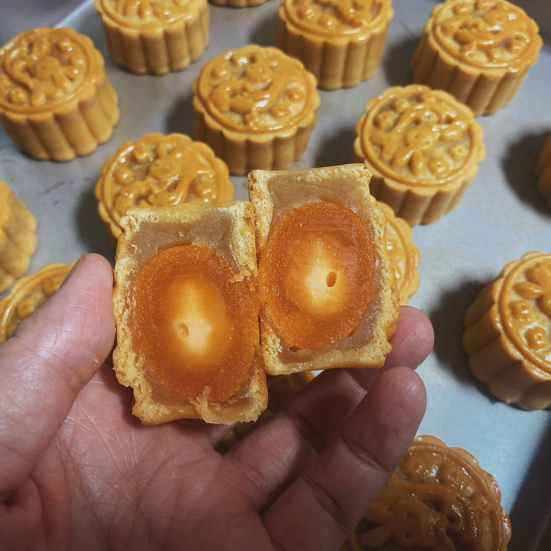 广式莲蓉蛋黄月饼/久吃不厌的经典组合