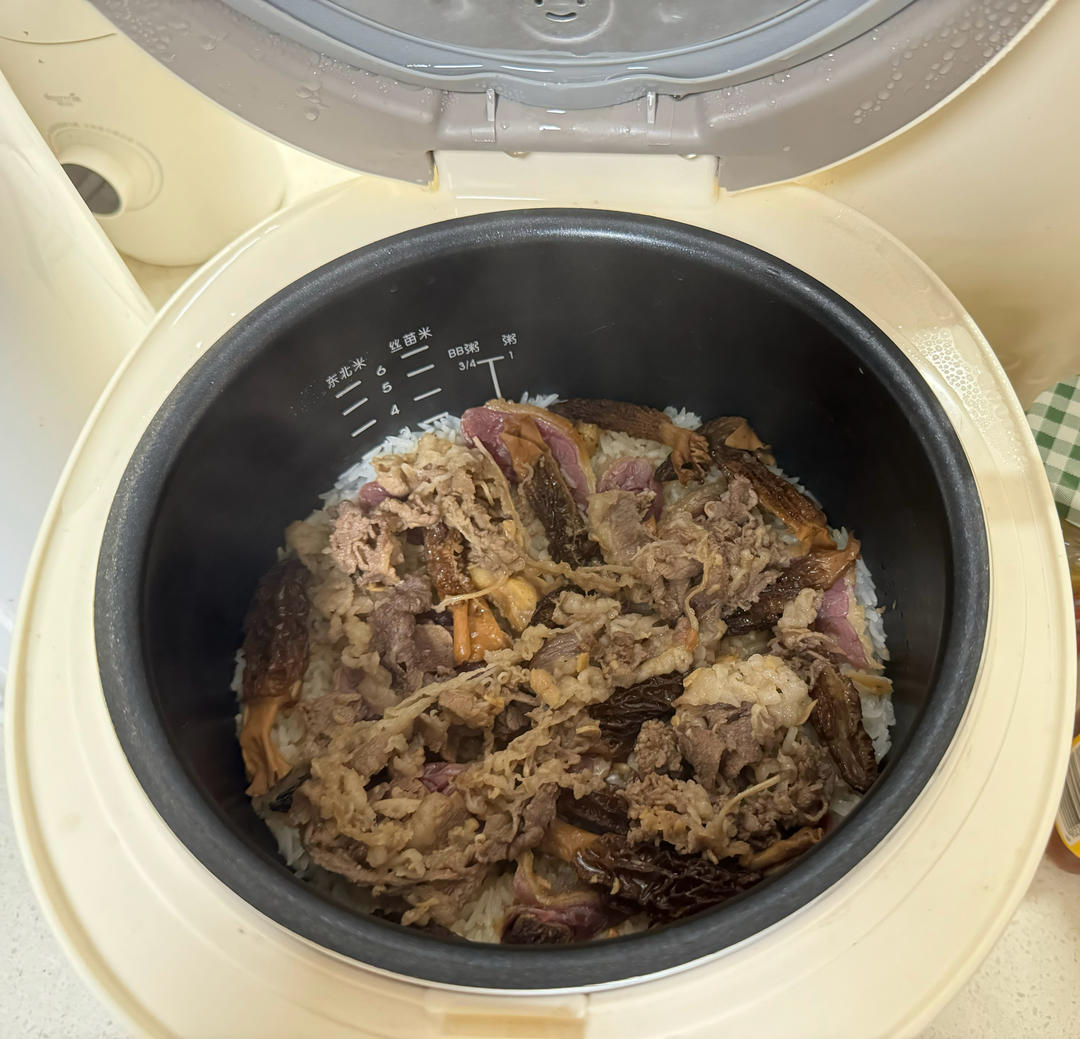 电饭锅腊味肥牛羊肚菌煲仔饭