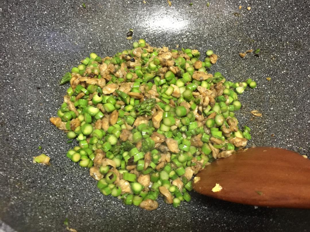 蚬肉炒芦笋粒