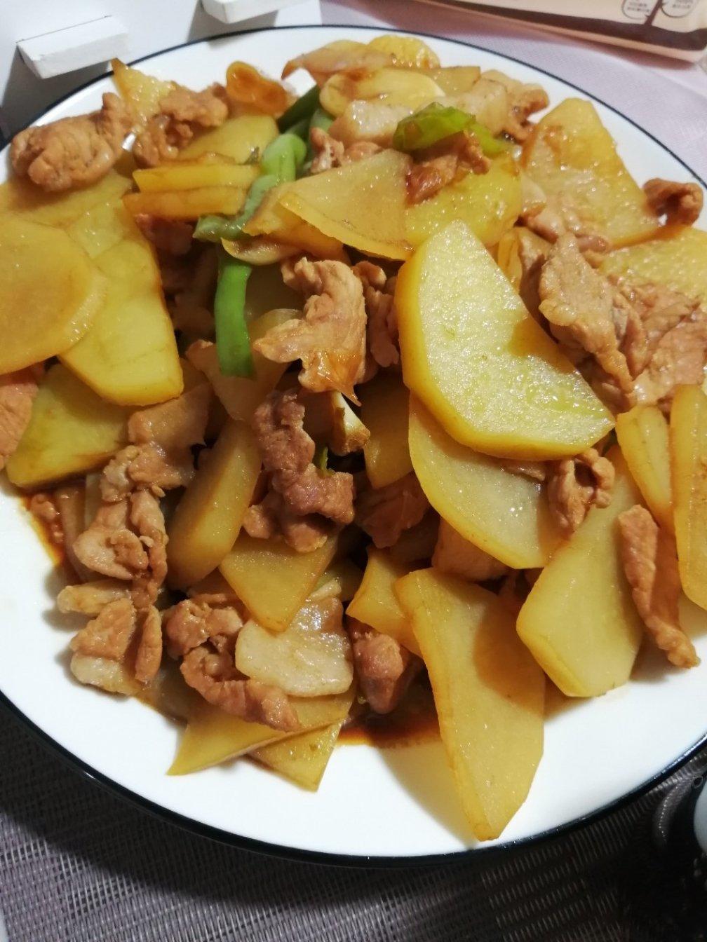 五花肉干煸土豆片