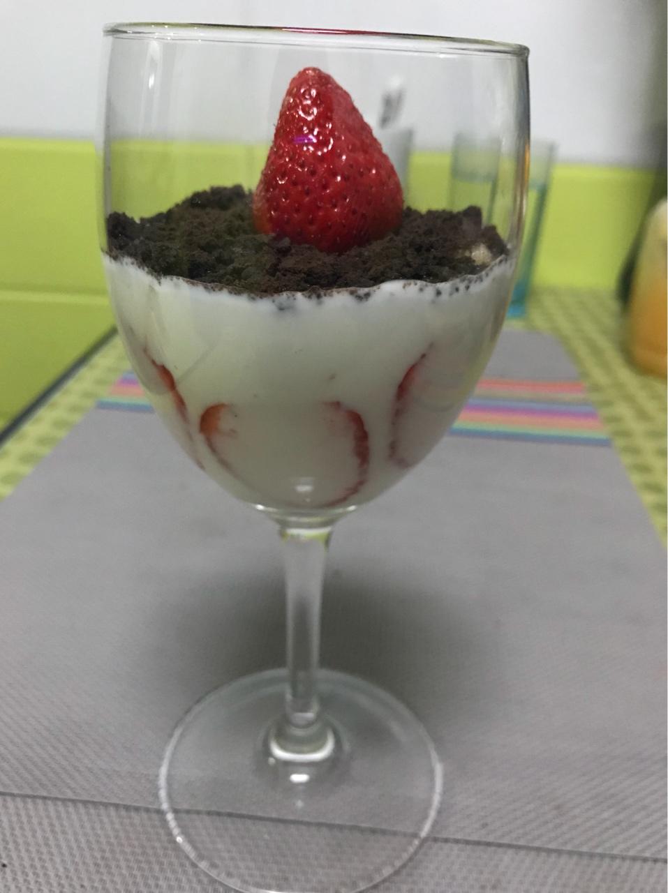 草莓酸奶杯