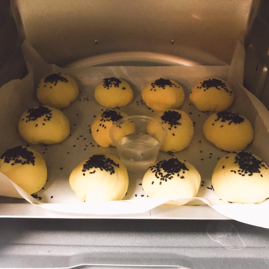超软的奶香红豆沙面包
