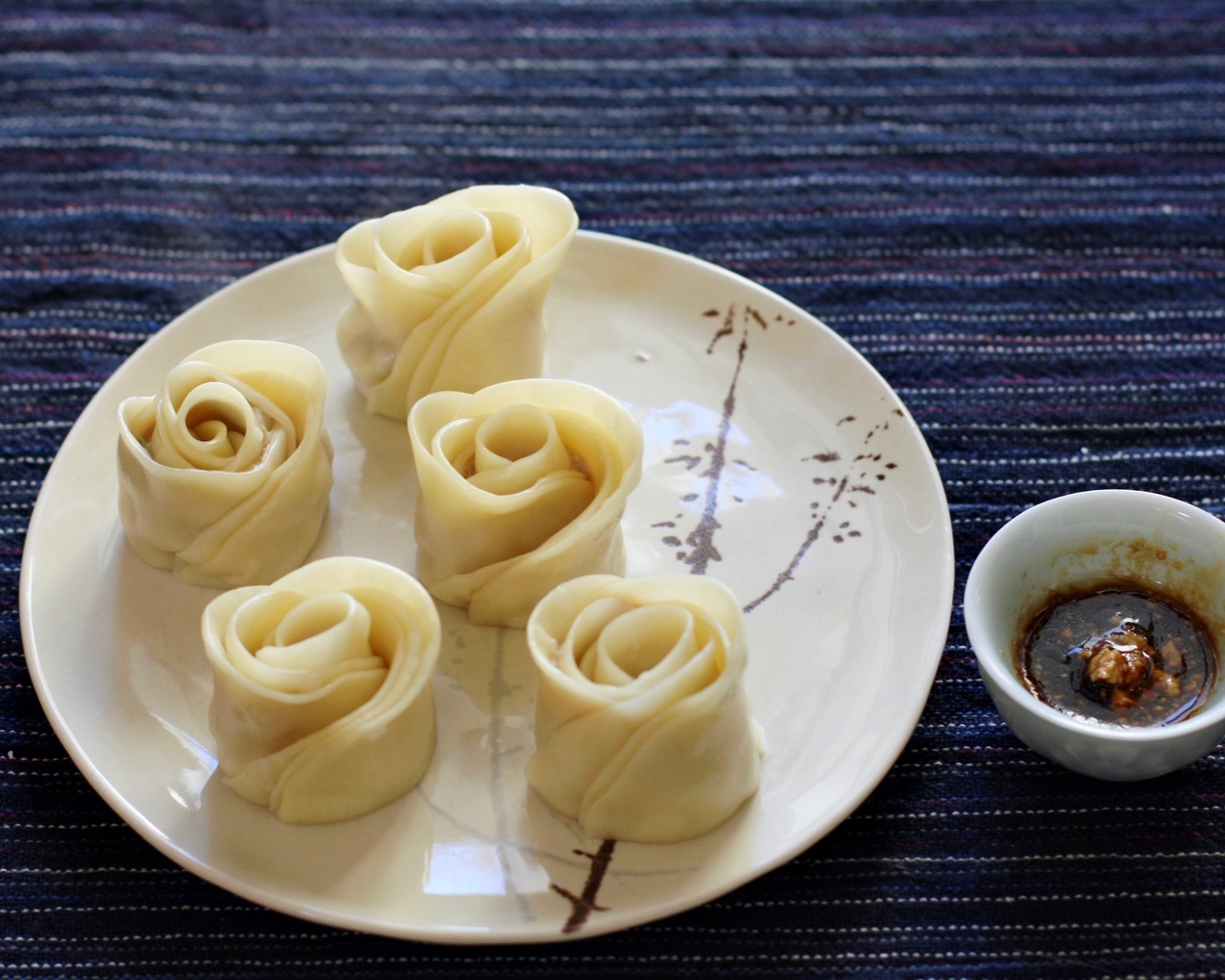 简易饺子皮玫瑰花卷的做法