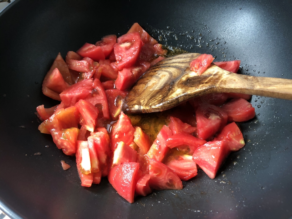 简单好做又开胃的番茄排骨汤的做法 步骤3
