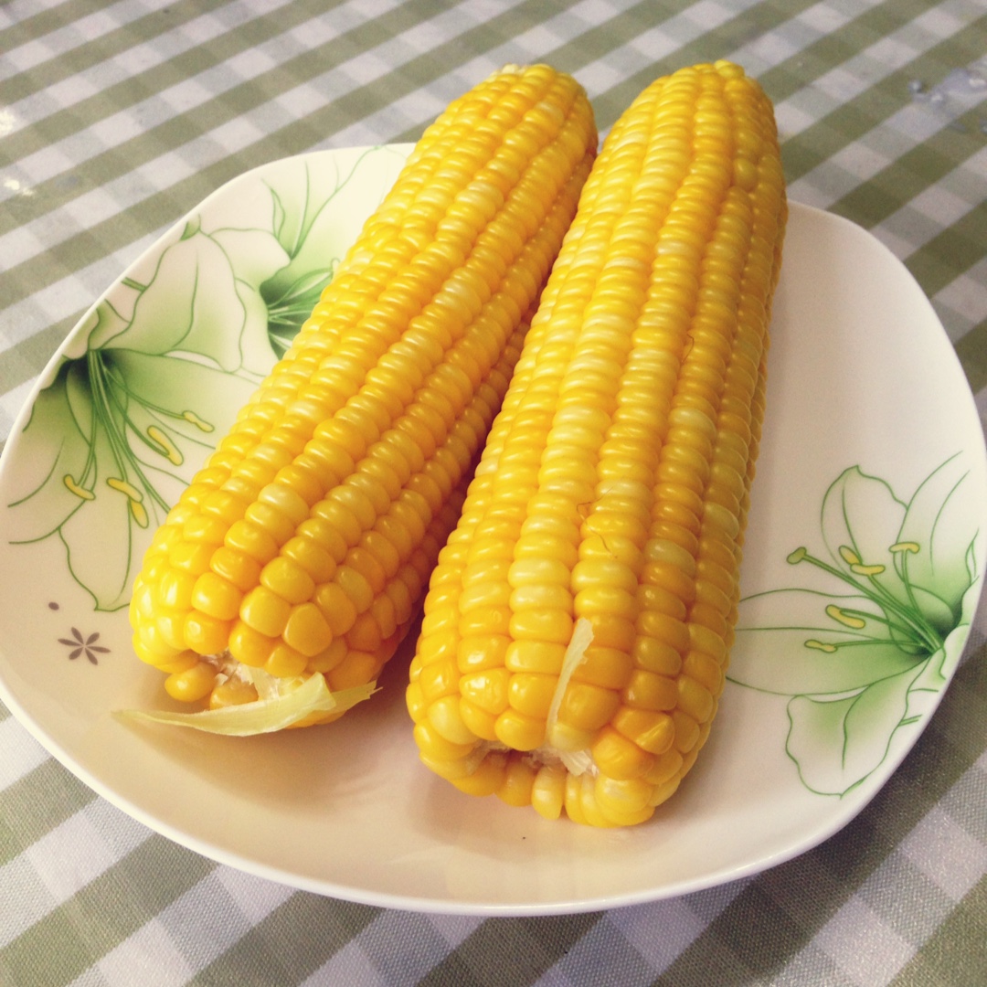 轻灵飘逸的吃货做的清煮甜玉米